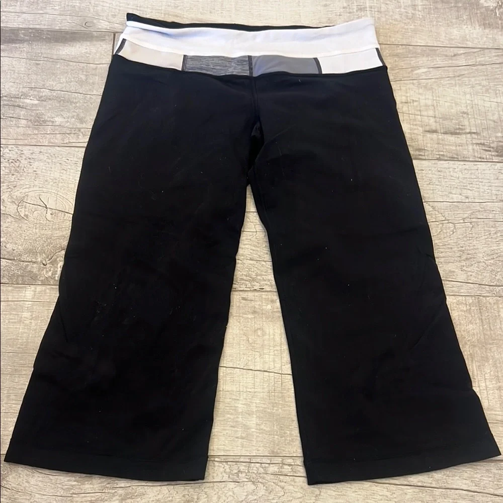 Lululemon Athletica Groove Crop Size 6 Reversible Leggings Black Grey‎ White